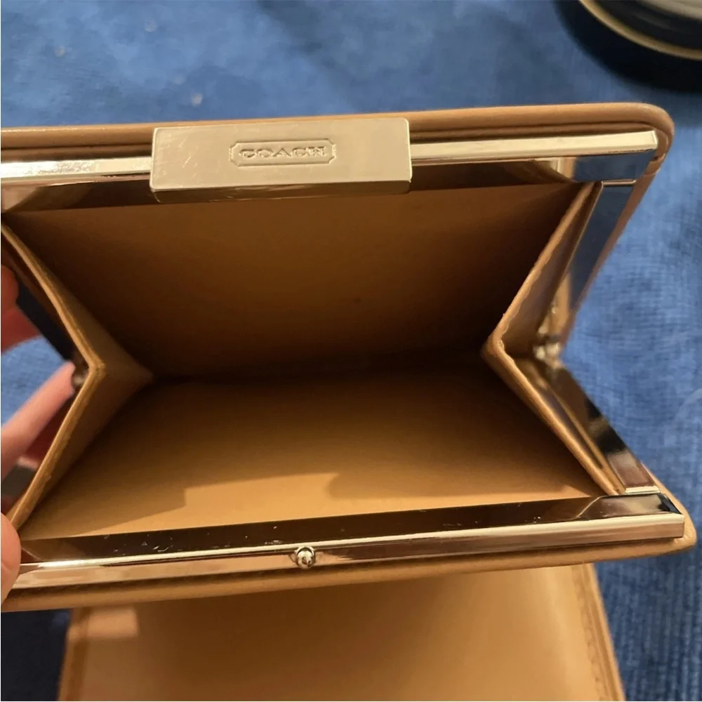 Coach White Leather Wallet Y2K Era Snap Closure 🔥 - Picture 4 of 15